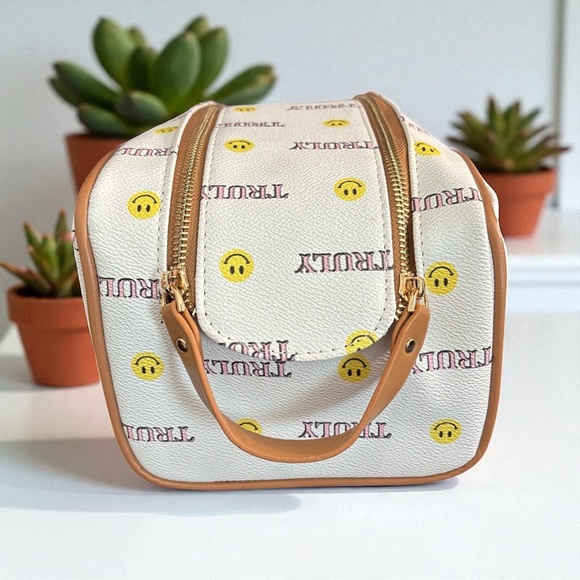 Truly Signature Vanity Case Smiley Face Double zipper and handle - Picture 3 of 4